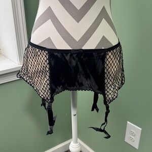 NWOT cacique black fishnet garter belt 22/24